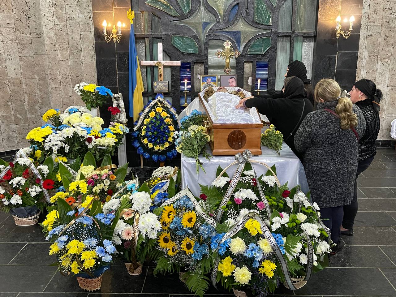 В останню дорогу провели загиблого Героя з Петриків Тараса Кравчука