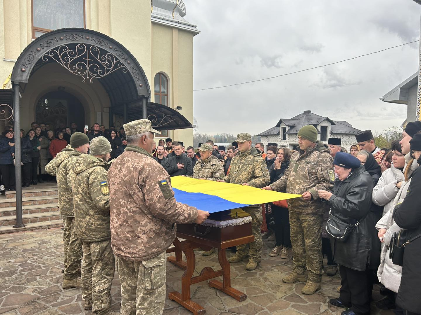 З 22-річним Героєм Василем Здебом попрощалися у селі Петриків