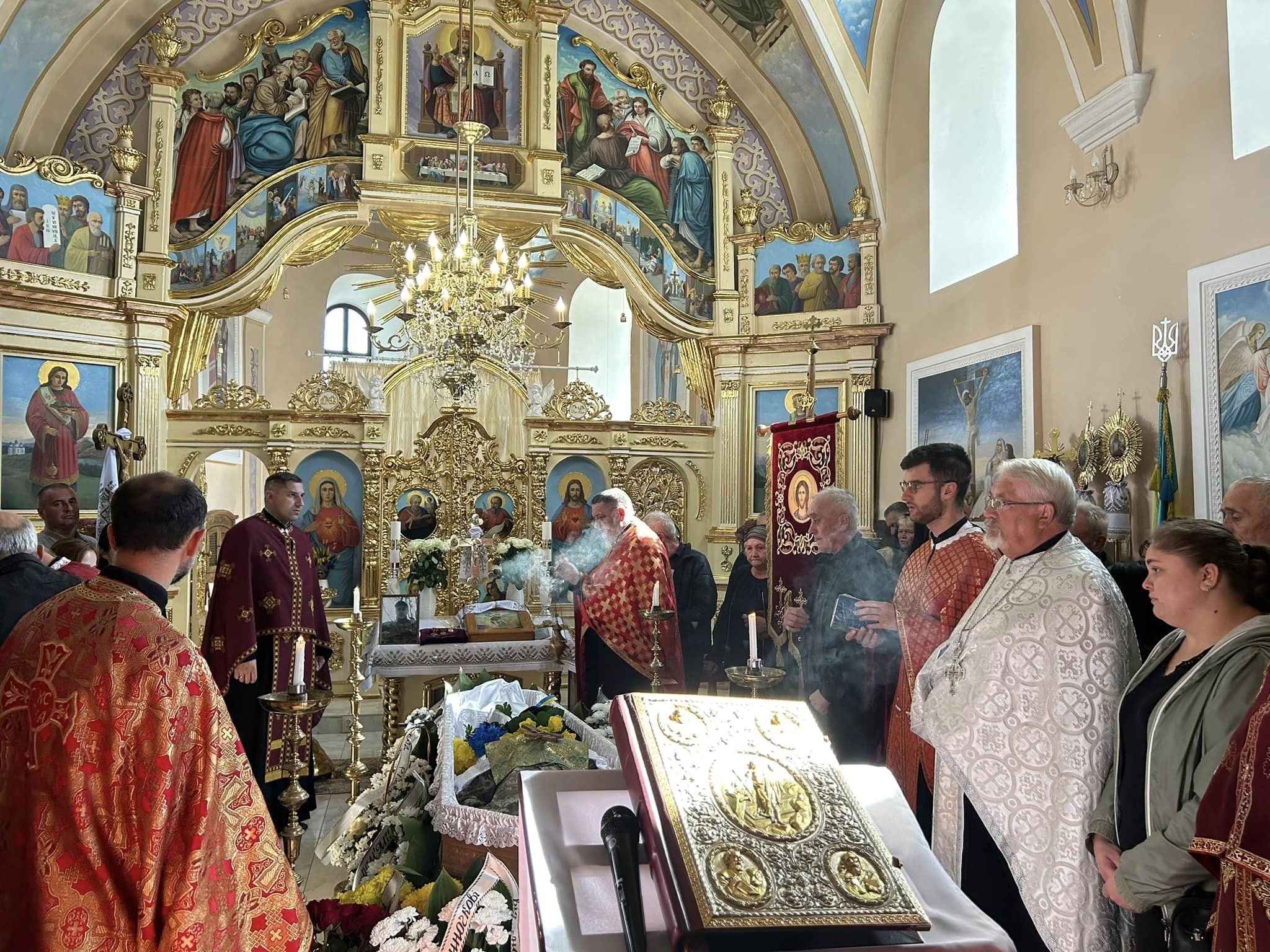 Жителі села Велика Лука попрощались з 29-річним воїном Віталієм Сегіним