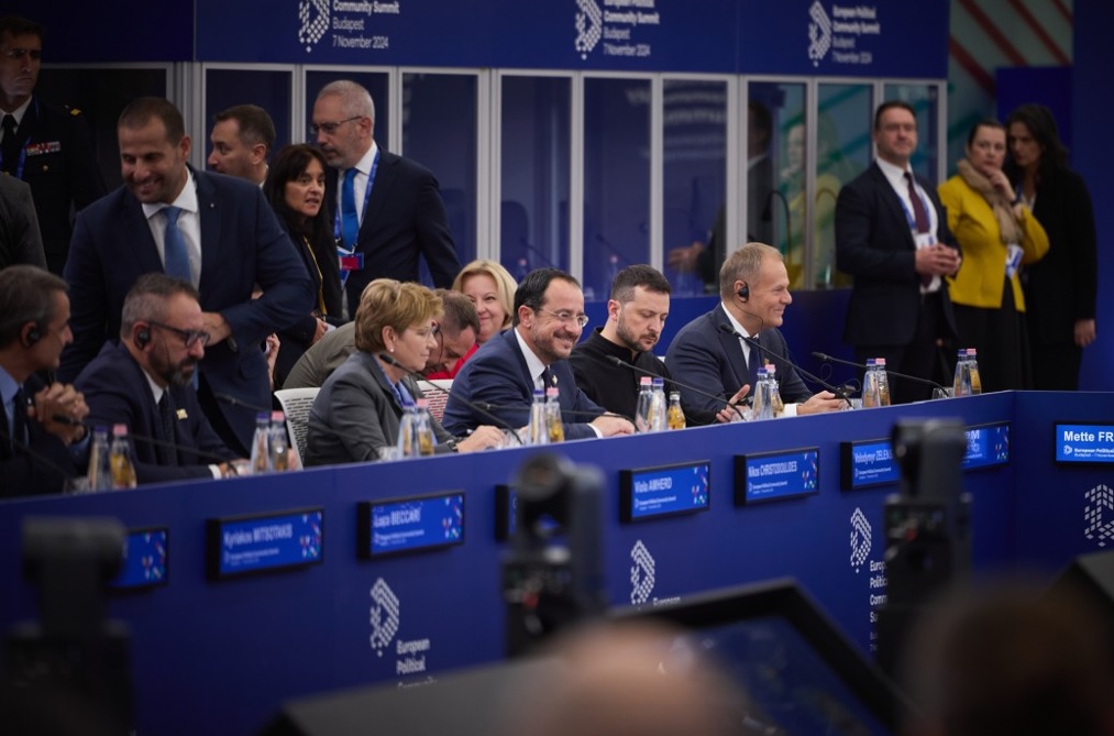 Президент: Нам потрібна достатня кількість зброї, а не підтримка в переговорах