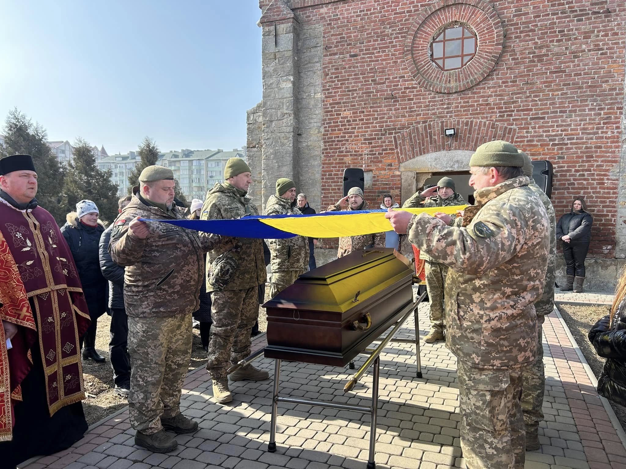 Жителі Великої Березовиці віддали останню шану загиблому воїну Василю Фіалці