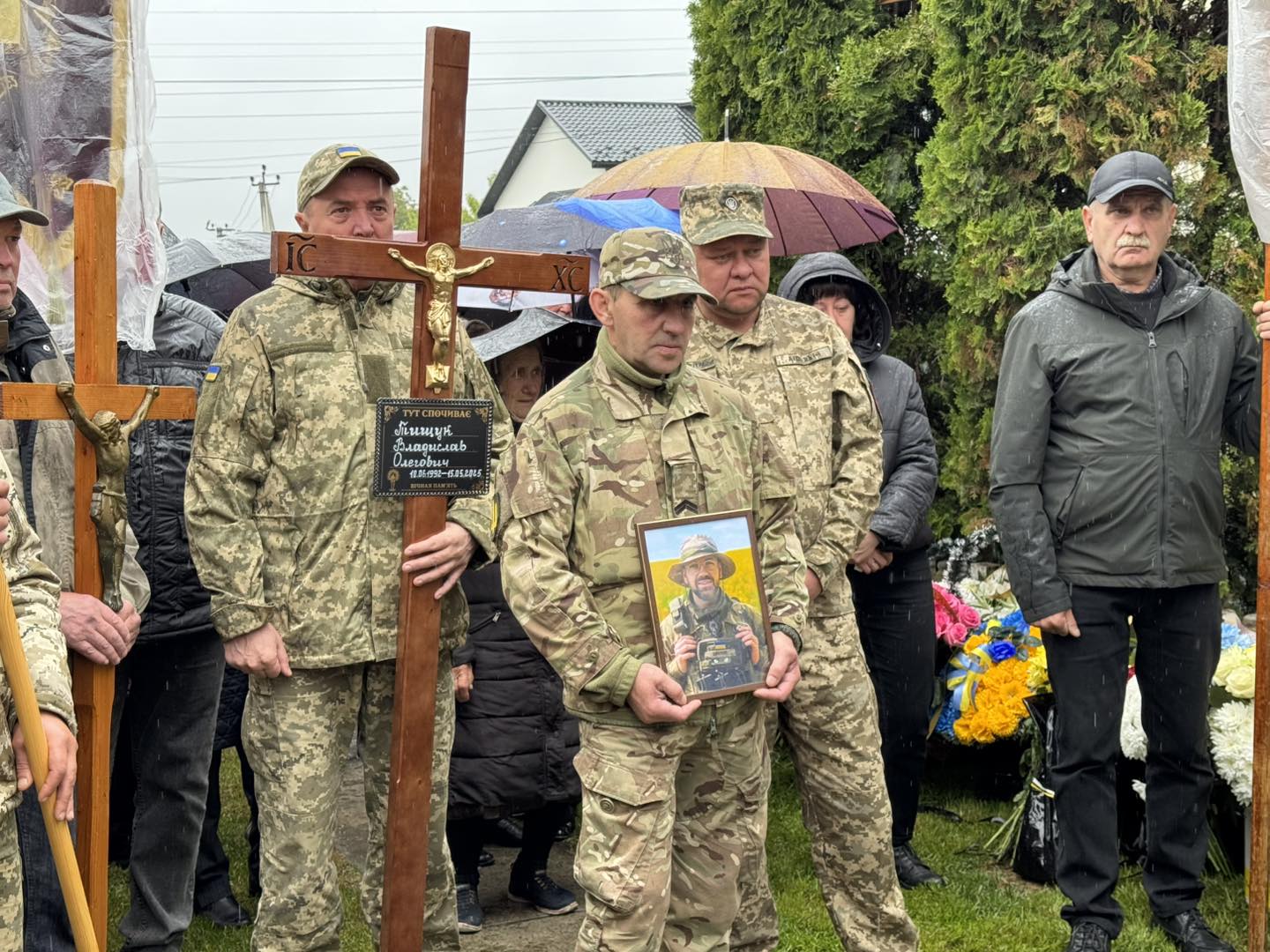 У селі Петриків поховали 32-річного воїна Владислава Тищука