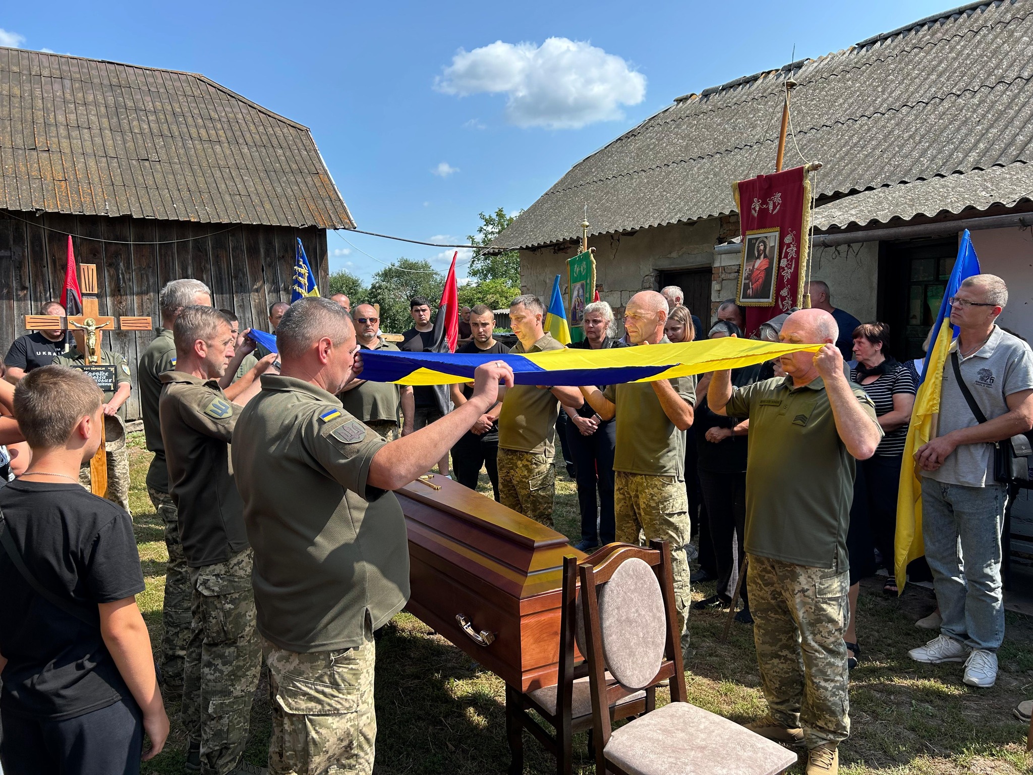 Жителі села Настасів попрощались з 33-річним воїном Сергієм Паробеком