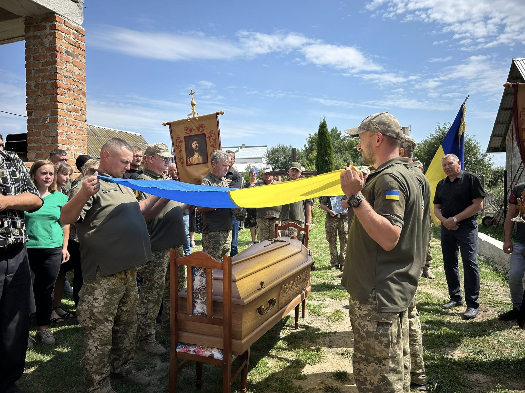 У селі Мишковичі попрощались з полеглим воїном Баксою Олександром Михайловичем