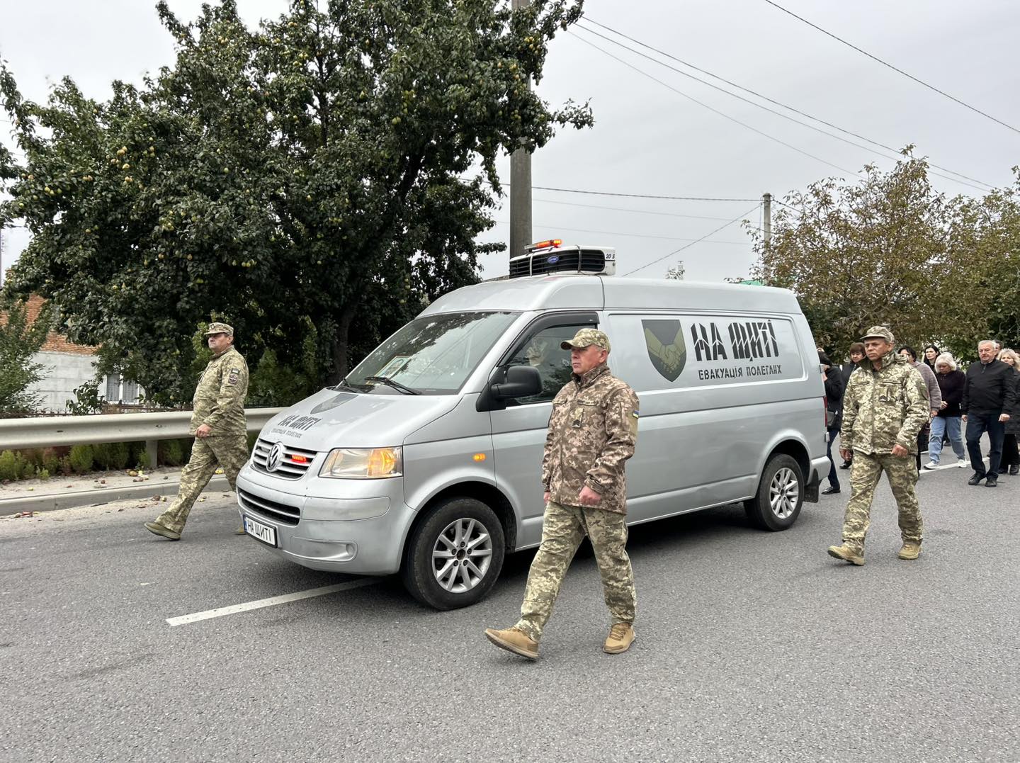 Жителі Великої Березовиці зустріли тіло загиблого воїна Михайла Дацишина