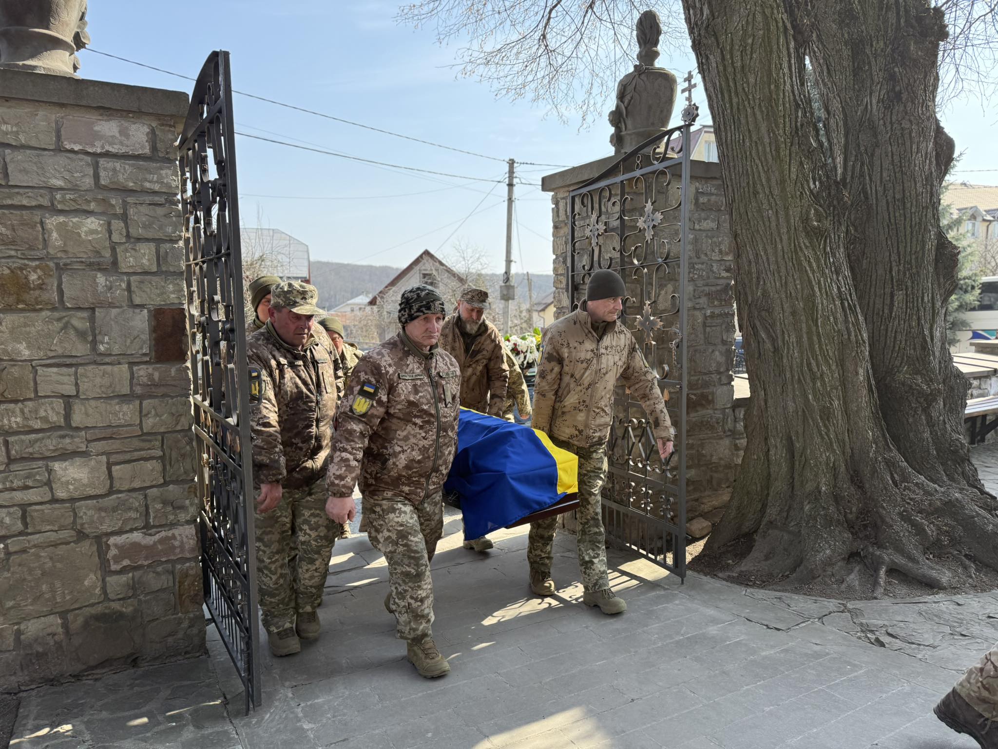 У Великій Березовиці попрощались із загиблим захисником України Ярославом Вовчуком