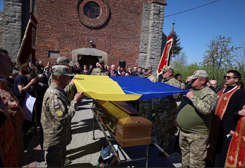 Великоберезовицька громада попрощалась із 35-річним воїном Василем Бердієм
