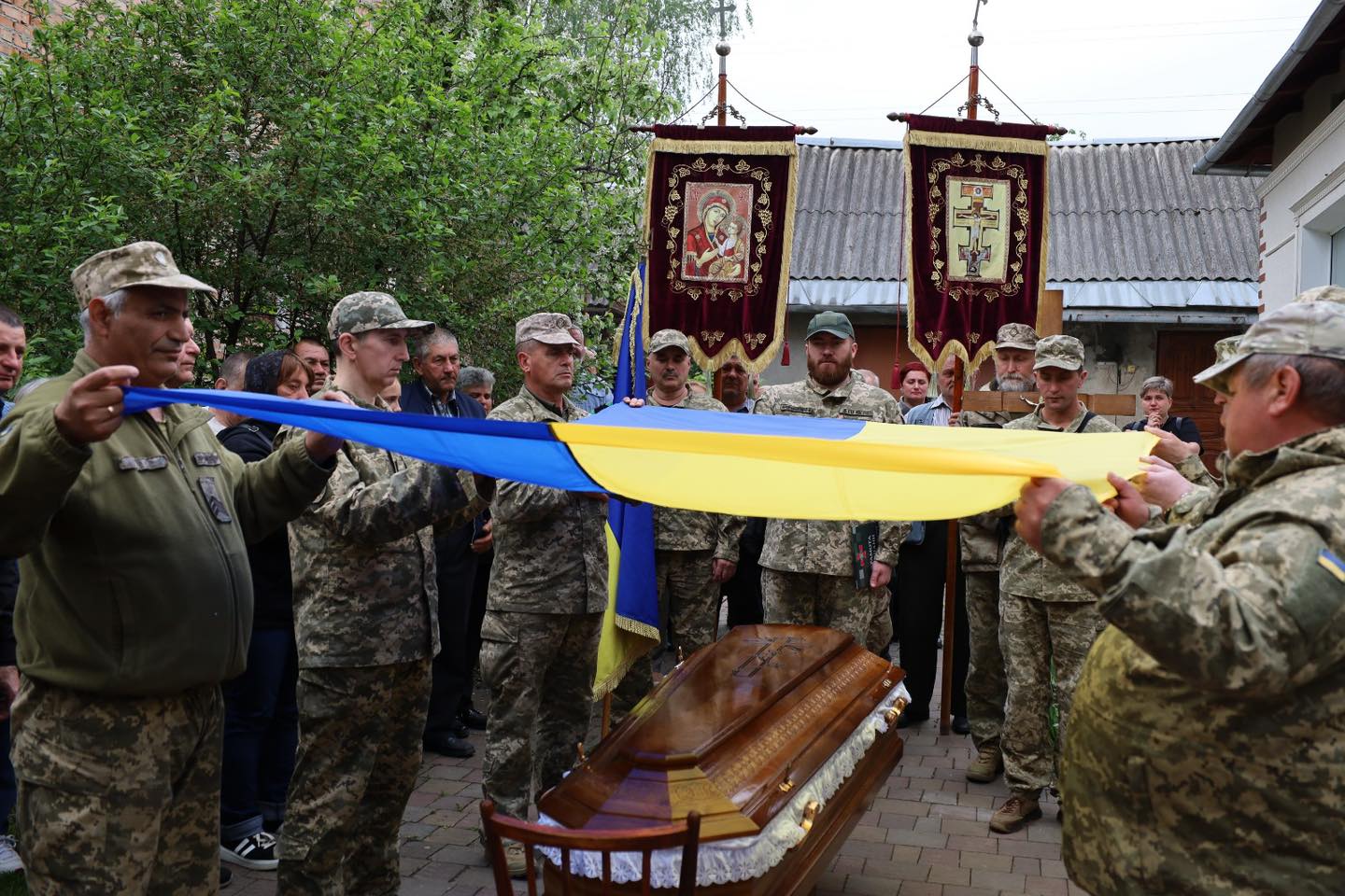 У селі Петриків попрощались із загиблим воїном Мирославом Іваніцьким