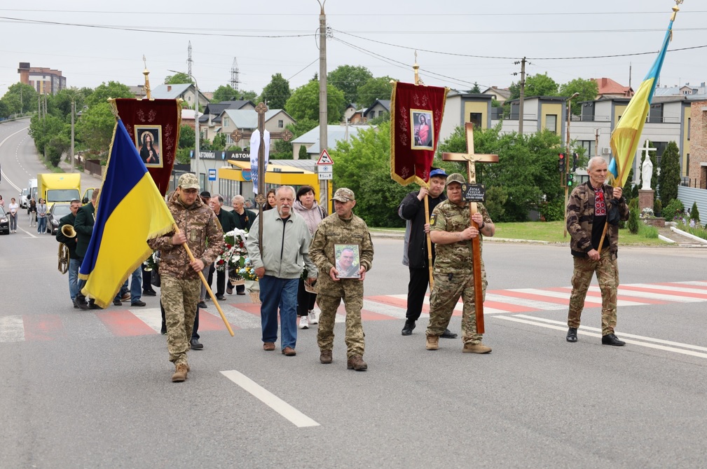 У селищі Велика Березовиця провели в останню дорогу Героя Сергія Лесика