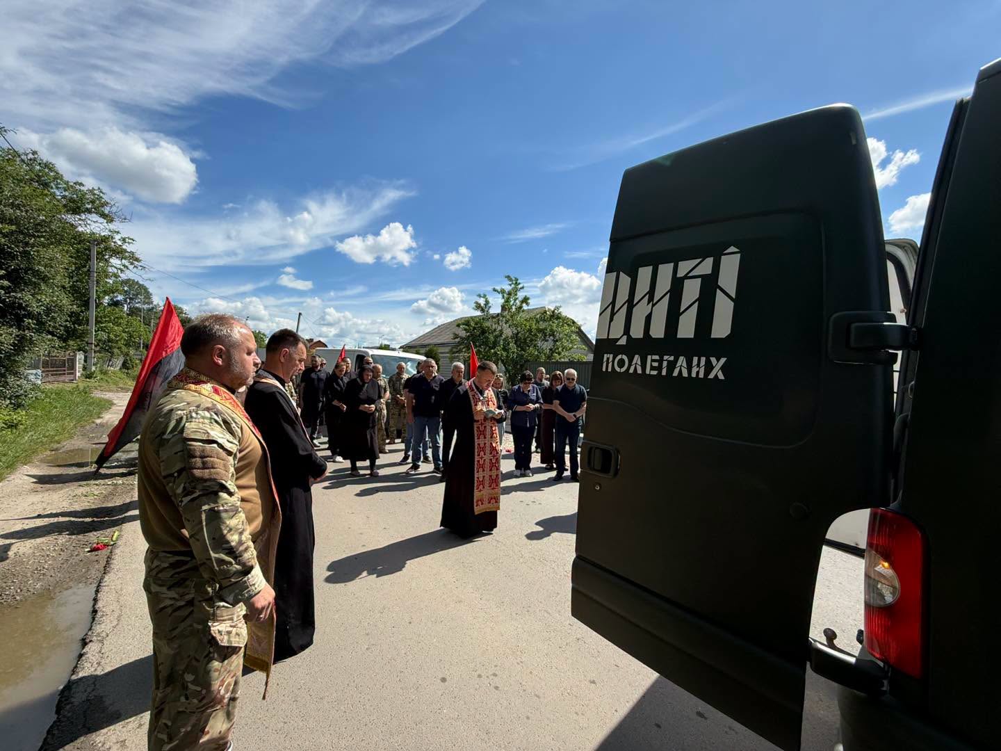 У селі Петриків зустріли траурний кортеж з полеглим воїном Сергієм Оліяруком