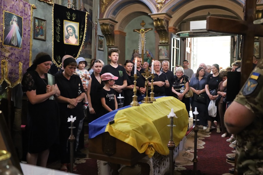 Жителі села Буцнів попрощались із полеглим воїном Сергієм Дмитришином