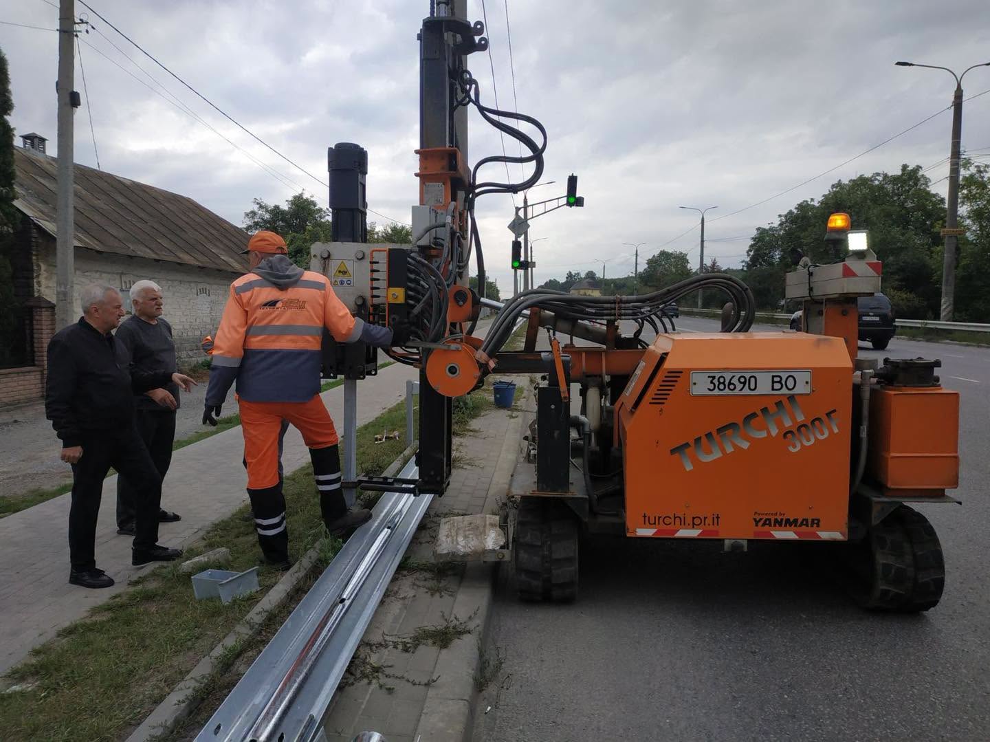 У Великій Березовиці встановлюють дорожню огорожу на трасі М-19
